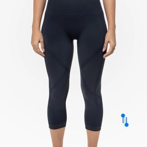 Belly Bandit Mother Tucker Active capris leggings